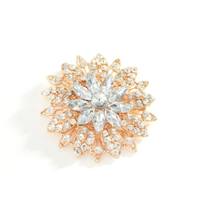 Élégante broche fleur dorée ornée de cristaux marquise et ronds sur fond blanc immaculé