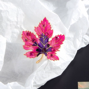 Broche Élégante en Alliage Émaillé Forme Feuille d'Érable Rose Avec Strass Dégradé Violet Or Bijoux Mode Femme Cadeau