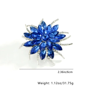 Détail de la broche en cristal bleu royal avec dimensions 6cm et poids de 31,75g