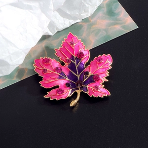 Broche élégante en forme de feuille d'érable rose avec cristaux et émail doré