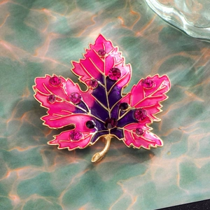 Broche feuille d'érable rose avec cristaux scintillants et émail sur monture dorée