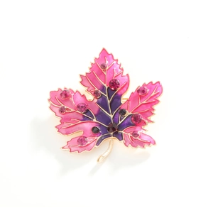 Broche feuille d'érable rose avec strass rouges étincelants et émail dégradé