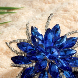 Broche fleur élégante avec cristaux bleu saphir et accents scintillants en argent