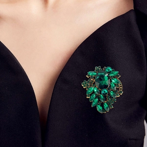 Vintage Emerald Green Crystal Leaf Brooch For Women Gold Plated Alloy Rhinestone Elegant Fashion Jewelry Banquet Accessory
