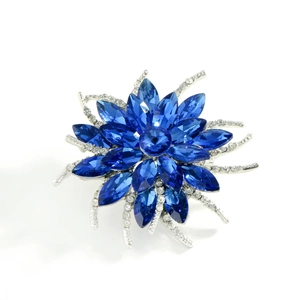 Broche fleur bleu roi élégante avec cristaux scintillants et accents argentés fins