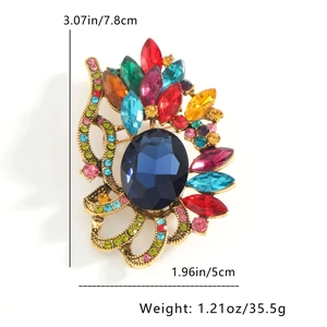 Detailed view of luxury vintage rhinestone brooch with dimensions 7.8cm by 5cm in gold