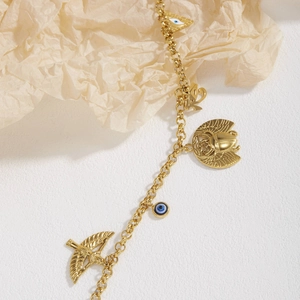 Collar egipcio dorado con ojo de Horus, dijes de escarabajo y cadena de eslabones