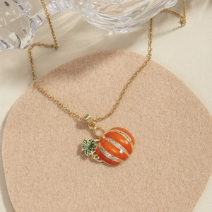 Collier doré tendance avec pendentif citrouille orange et zircons blancs pour femme