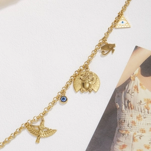 Collar dorado con ojo egipcio y colgantes de escarabajo con acabado pulido