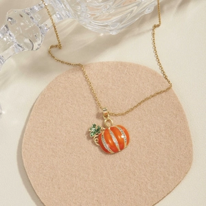 Collier doré élégant avec pendentif citrouille orange et zircons blancs scintillants