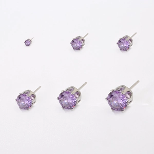 Dettaglio degli orecchini a lobo in zirconia lavanda con castone a quattro griffe in sei misure