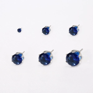 Dettagli di orecchini in zircone blu scuro in sei dimensioni con montatura argento