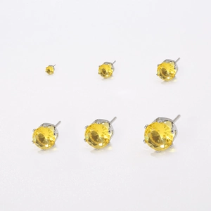 Vista macro di sei dimensioni di orecchini in zircone giallo con griffe in argento