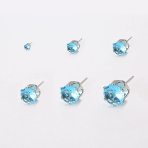 Dettaglio di sei orecchini a lobo in zirconia blu chiaro in varie dimensioni