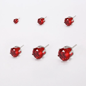Confronto dettagliato di sei orecchini a lobo in zircone rosso in castoni d'argento