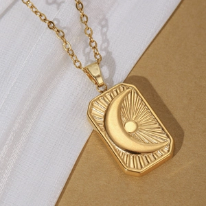 Collana chic con ciondolo rettangolare dorato, rilievo di luna crescente e raggi di sole