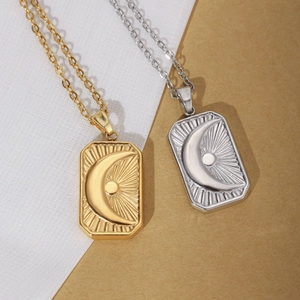 Collane con pendente rettangolare bicolore con motivi sole e luna in oro e argento lucido