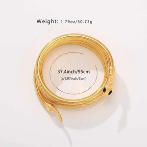 Detailansicht der flexiblen goldenen Schlangenkette mit Schuppentextur und Perlenaugen