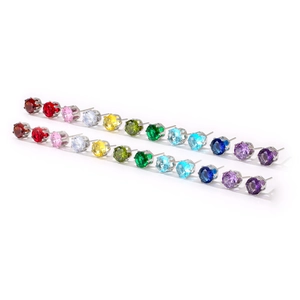 Set di 12 orecchini a lobo in zirconi colorati con montatura a griffe in argento