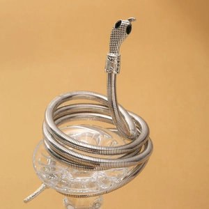 Silbernes flexibles Schlangenarmband mit schwarzen Edelsteinaugen auf Glasständer