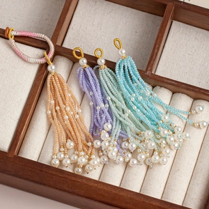 Pendentifs à pompons en perles de cristal faits main avec perles en quatre couleurs