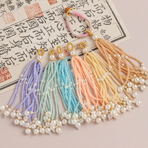 Détail de pendentifs à franges en perles de cristal avec perles blanches pour bijoux