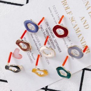 Détail de clous d'oreilles colorés en alliage émaillé en huit nuances vintage assorties