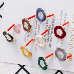 Boucles d'oreilles émaillées irrégulières en huit couleurs sur carte décorative