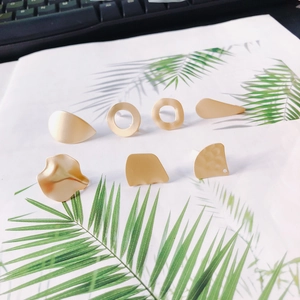 Mattgoldenes geometrisches Ohrring-Set mit unregelmäßigen runden Legierungsformen
