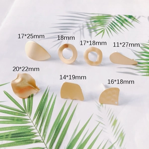 Matte goldene unregelmäßige geometrische Anhänger für DIY-Ohrringe in verschiedenen Formen