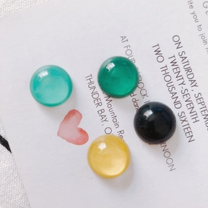 Flache Acryl-Rundcharms in Grün und Schwarz für DIY-Ohrring-Bastelarbeiten