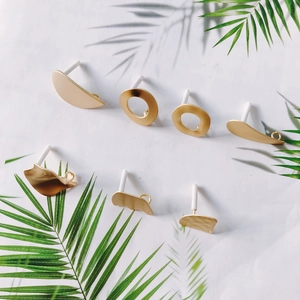 Goldenes Set unregelmäßiger geometrischer Ohrring-Elemente in Mattoptik mit Schlagschatten