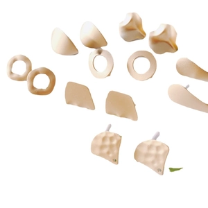 Matte goldene DIY Schmuckkomponenten mit unregelmäßigen Formen und Hammerschlagoptik