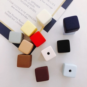 Vista plana de cuentas de silicona de colores para bricolaje y tarjeta de boda