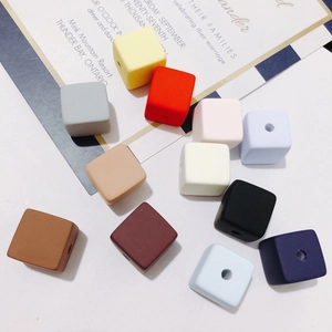 Cuentas de cubo de silicona mate de colores con agujero central para joyas y manualidades