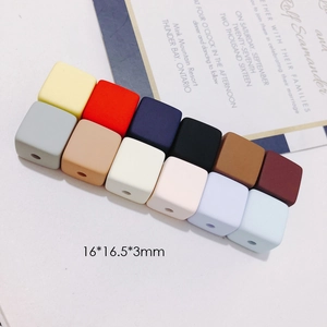 Primer plano de cuentas cuadradas de silicona de 16mm para creación de joyas DIY