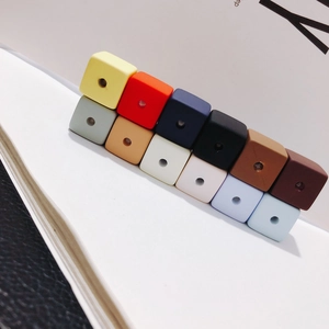 Primer plano de cuentas de silicona mate en forma de cubo para joyería y dentición
