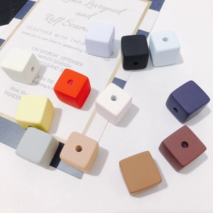 Detalle macro de cuentas de silicona mate en forma de cubo para mordedores y joyería DIY