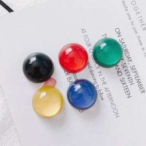 Set di cinque perle emisferiche colorate per gioielli fai-da-te su carta bianca