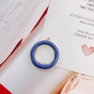 Makroaufnahme von blauem Emaille-Anhänger mit Goldöse für DIY-Ohrring-Schmuckherstellung