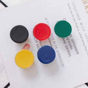 Set di cinque perle tonde di vetro colorate in nero, rosso, verde, giallo e blu per DIY