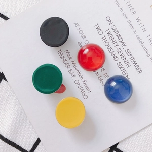 Dettaglio di perline tonde colorate in vetro per gioielli fai da te e accessori moda