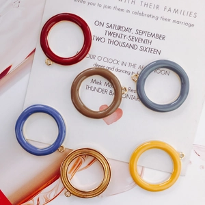 Bunte Emaille-Anhänger und goldene Anhänger für die handgemachte Schmuckherstellung