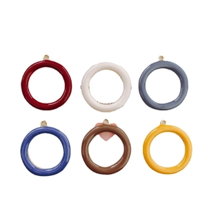 Set mit sechs bunten runden DIY-Anhängern aus Legierung mit goldenen Ösen und Perlen