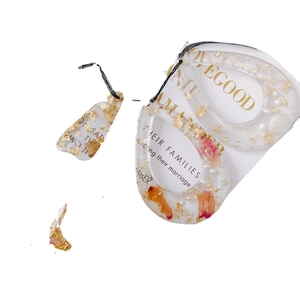 Pendaglio in resina con foglia d'oro, fiore secco e perla per decorazioni nuziali