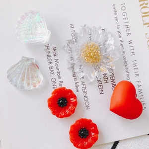 DIY acrylic jewelry accessories featuring transparent daisies and colorful resin shells