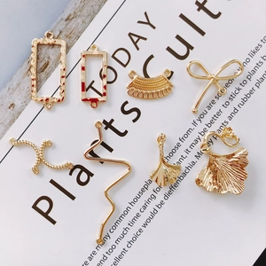 Gepolijste gouden bedeltjes in blad- en boogvormen voor DIY oorbellen en sieraden