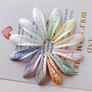 Makroaufnahme bunter Blattanhänger in Tropfenform mit Crackle-Textur für DIY-Schmuck