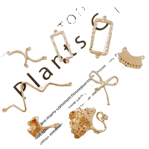 Vergulde geometrische sieradenhangers inclusief strik, ginkgoblad en rechthoekige frames
