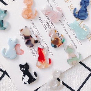 Vue détaillée de pendentifs chat en acrylique coloré pour la création de bijoux DIY